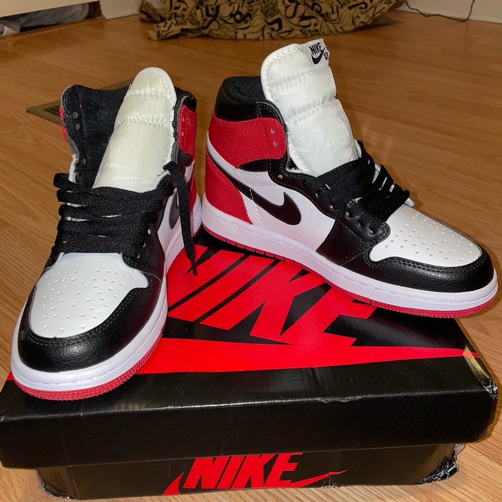 Air Jordan 1, Womens 7 also 5.5 in mens. Never worn